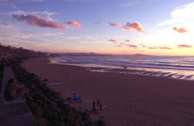 太陽が水平線に沈んで夜となるビアリッツのビーチタイム