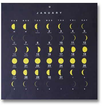 室内を彩る“カタチ”が夜空にポッカリ浮かぶ、そんなカレンダーが受注スタート