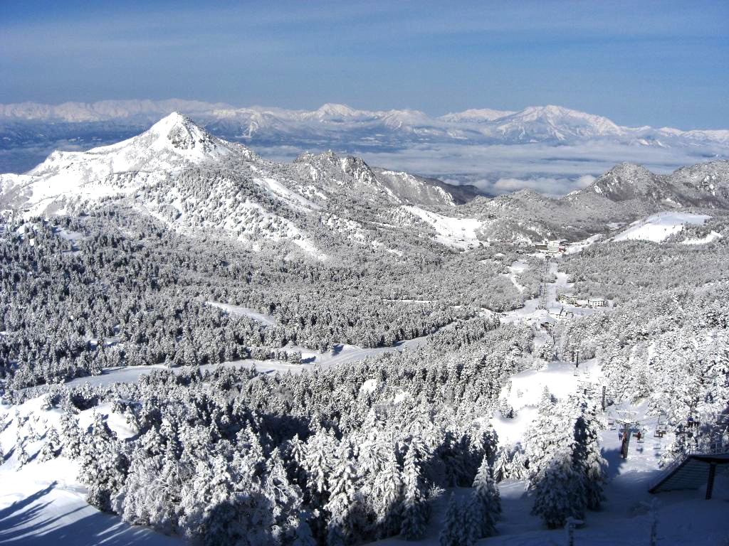 日本一高い場所にあるスタバでは、スキーの合間に絶景の樹氷や雲海が味わえる！