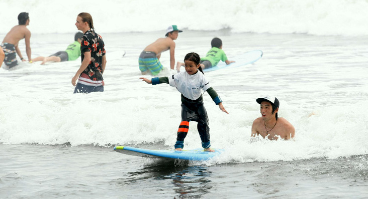 小学生を対象としたキッズサーフィンスクールが7月19日（土）に鵠沼海岸で開催！