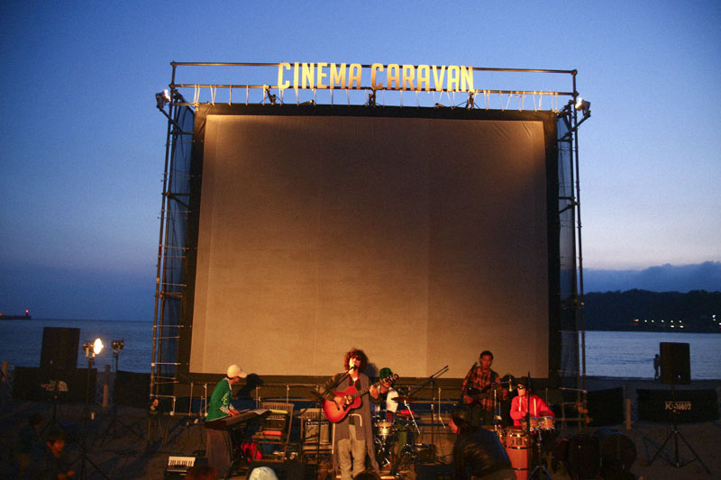 年に一度だけ！とことん楽しんで“海”で映画を観る『逗子海岸映画祭』