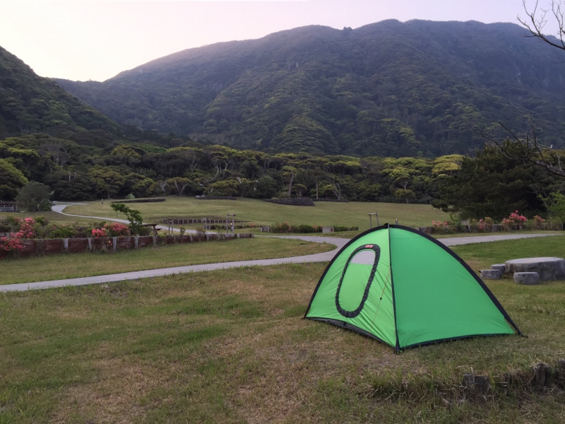 サーフィン最前線基地！ 伊豆諸島・新島「羽伏浦キャンプ場」