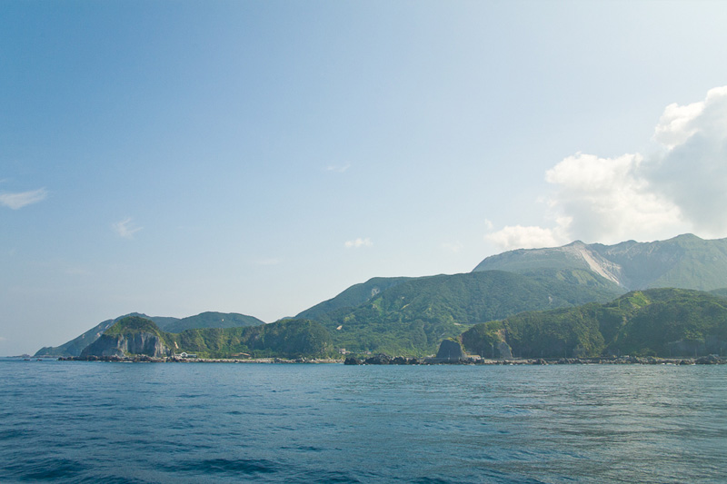 頂上はまるでサンクチュアリ。素晴らしい景色が楽しめる神津島・天上山