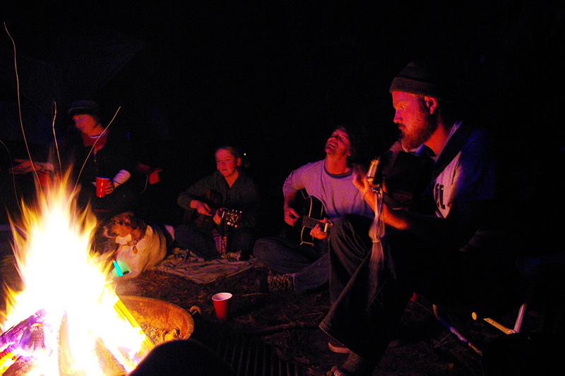 キャンプの夜に「つぎはぎ楽器」～段ボールカホン～